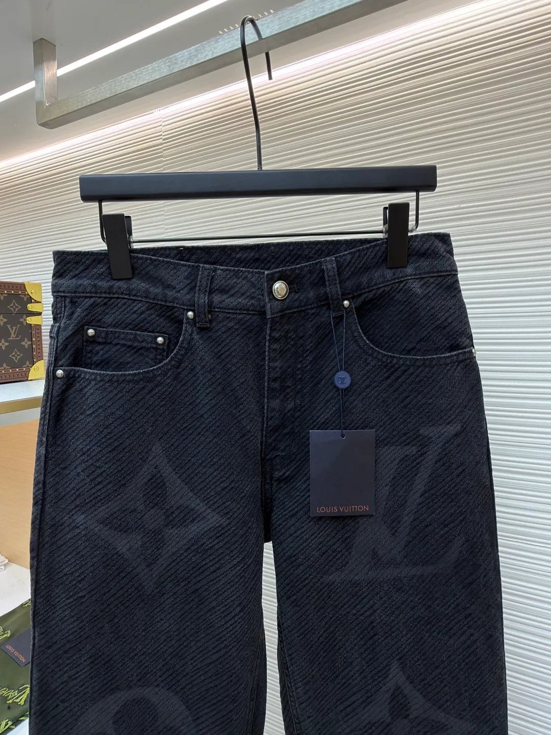 LOUIS VUITTON gradient letter jeans ●Original version: purchased and developed by 17726 ●Item number: 1680830-B45 ●Fabric: denim fabric ●Technology: Tie-dye process ●Version: fitted version ●Weight: about 710 grams ●Size: 30-32-34-36 ●Description: The tie-dye process interprets the dreamy colors of the Northern Lights. It is not only fashionable and versatile, but also enhances the aura and becomes the focus of attention. It can be matched with the same style to create a fashionable look and control various occasions. The overall wiring is straight and delicate, the fabric is comfortable and soft, and the color is consistent without color difference. It can be matched with the same style to create a fashionable look and control various occasions. Customized accessories, complete with three standards, same style for men and women!